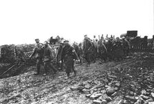 'Vers L'Arriere; Des prisonniers rapportent dans nos lignes de leurs mitrailleuses 1916 (1924) Creator: Unknown