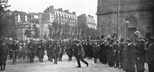 Vers le Front; la population parisienne acclame ceux qui marchent a l'ennemi 1914. Creator: Unknown
