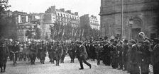 Vers le Front; la population parisienne acclame ceux qui marchent a l'ennemi 1914. Creator: Unknown