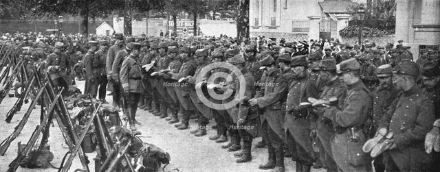 'Vers le Front; Le colonel passe en personne la revue des brodequins, place Saint...', 1914. Creator: Unknown.