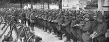 Vers le Front; Le colonel passe en personne la revue des brodequins, place Saint... 1914. Creator: Unknown