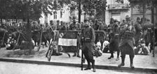 'Vers le Front; On part: le drapeau du 102 d'infanterie 1914. Creator: Unknown