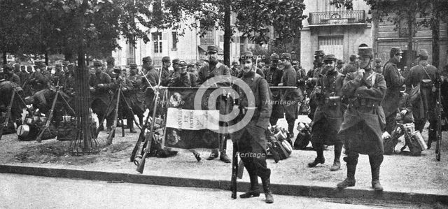 ''Vers le Front; On part: le drapeau du 102 d'infanterie', 1914. Creator: Unknown.