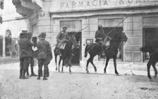 Victoire Italienne; A gorizia, le matin du 9 aout 1916: les carabiniers italiens interrogent les pa Creator: Unknown