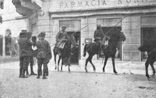 Victoire Italienne; A gorizia, le matin du 9 aout 1916: les carabiniers italiens interrogent les pa Creator: Unknown