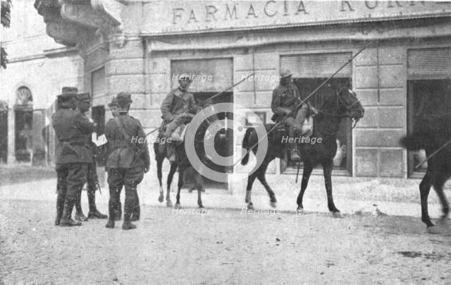 'Victoire Italienne; A gorizia, le matin du 9 aout 1916: les carabiniers italiens interrogent les pa Creator: Unknown.