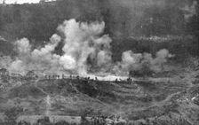 Victoire Italienne; dans le secteur du Montello: vagues italiennes s'elancant..., 1918. Creator: Unknown