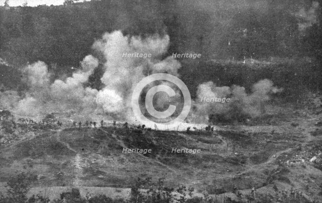 'Victoire Italienne; dans le secteur du Montello: vagues italiennes s'elancant..., 1918. Creator: Unknown.