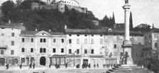 Victoire Italienne; L'infanterie, prenant possession de la ville, traverse en courant la Piazza Gra Creator: Unknown