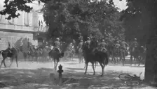 Victoire Italienne; La cavalerie italienne a Gorizia devant la palais du gouverneur autrichie, le m Creator: Unknown