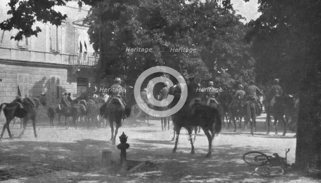 'Victoire Italienne; La cavalerie italienne a Gorizia devant la palais du gouverneur autrichie, le m Creator: Unknown.