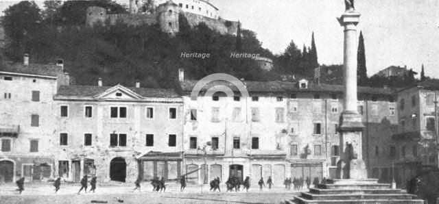 'Victoire Italienne; L'infanterie, prenant possession de la ville, traverse en courant la Piazza Gra Creator: Unknown.