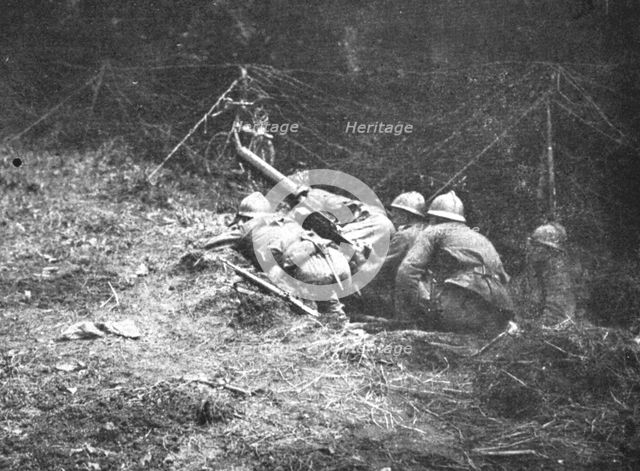 'Victoire Italienne; sur la basse Piave: bersagliers cyclistes armes d'une mitrailleuse..., 1918. Creator: Unknown.