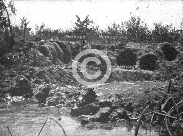 'Victoire Italienne; sur le bord de la Piave, des bersagliers reorganisent une position..., 1918. Creator: Unknown.