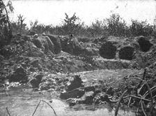 Victoire Italienne; sur le bord de la Piave, des bersagliers reorganisent une position..., 1918. Creator: Unknown