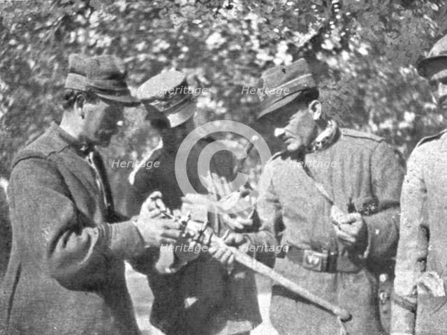 'Victoire Italienne; Une massue autrichienne examinee par des officiers', 1916. Creator: Unknown.