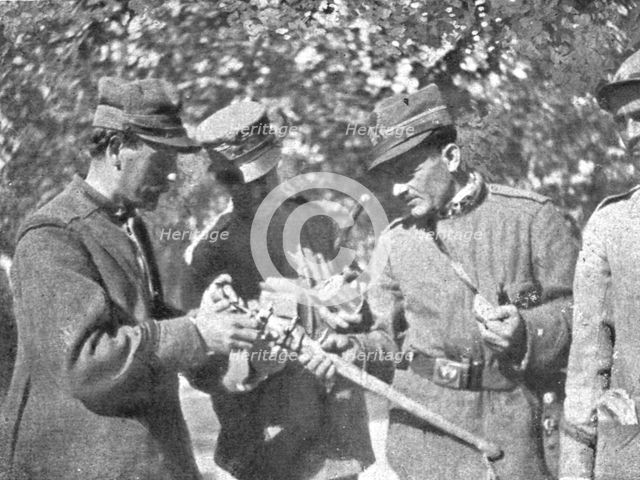 'Victoire Italienne; Une massue autrichienne examinee par des officiers', 1916. Creator: Unknown.