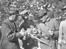 Victoire Italienne; Une massue autrichienne examinee par des officiers 1916. Creator: Unknown