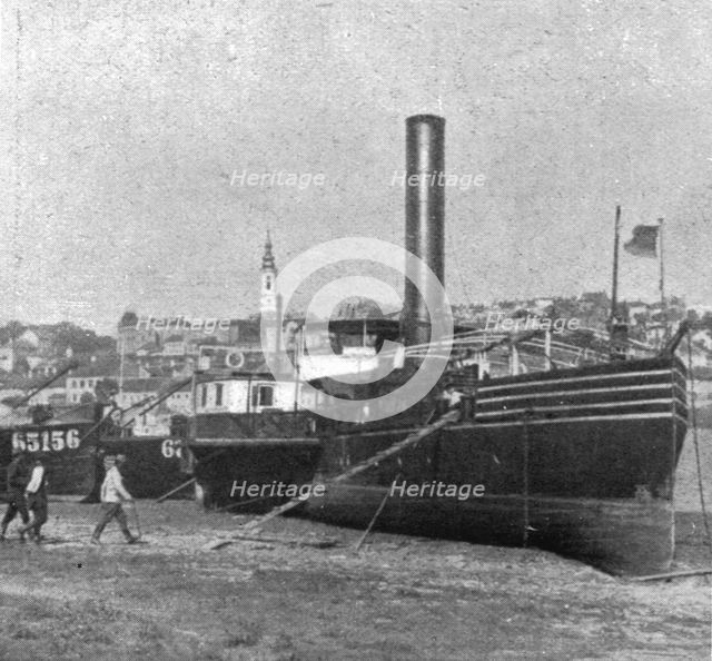 ''Victoires sur le Front Oriental; A Belgrade: un bateau autrichien capture', 1914. Creator: Unknown.