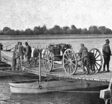 'Victoires sur le Front Oriental; L'artillerie serbe passe la Save 1914. Creator: Unknown