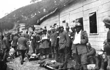 Victorieuse Offensive Italienne; Un poste de secours italien pendant les operations de..., 1917. Creator: Unknown