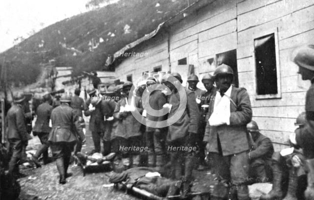 ' Victorieuse Offensive Italienne; Un poste de secours italien pendant les operations de..., 1917. Creator: Unknown.