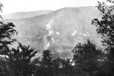 Victorieuse Offensive Italienne; Devant Plava: Le bombardement des positions autrichiennes...1917. Creator: Unknown