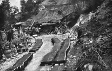 Victorieuse Offensive Italienne; L'outillage du bombardement: un gros obusier en action..., 1917. Creator: Unknown