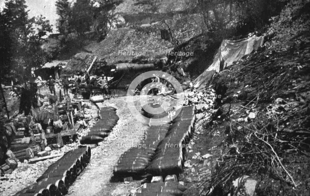 ' Victorieuse Offensive Italienne; L'outillage du bombardement: un gros obusier en action..., 1917. Creator: Unknown.
