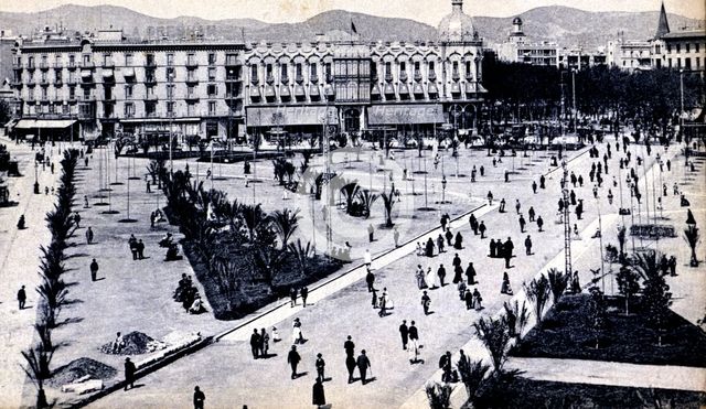 View of the Catalonia Square in Barcelona, ??at back the today disappeared hotel Colón, 1900.