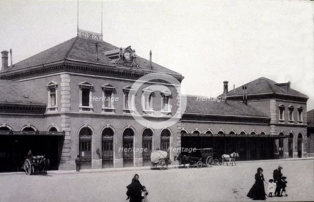 View of the façade of the railway station MZA Zaragoza, in 1920, with the postmark of 20 July 1920.