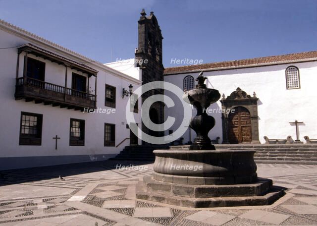 View of the San Francisco square, with the church and convent of the same name in Santa Cruz de l…