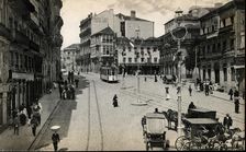 View of the Puerta del Sol de Vigo (Galicia), where trams and cabs are circulating, 1910