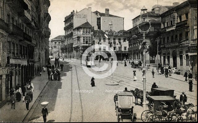 View of the Puerta del Sol de Vigo (Galicia), where trams and cabs are circulating, 1910.