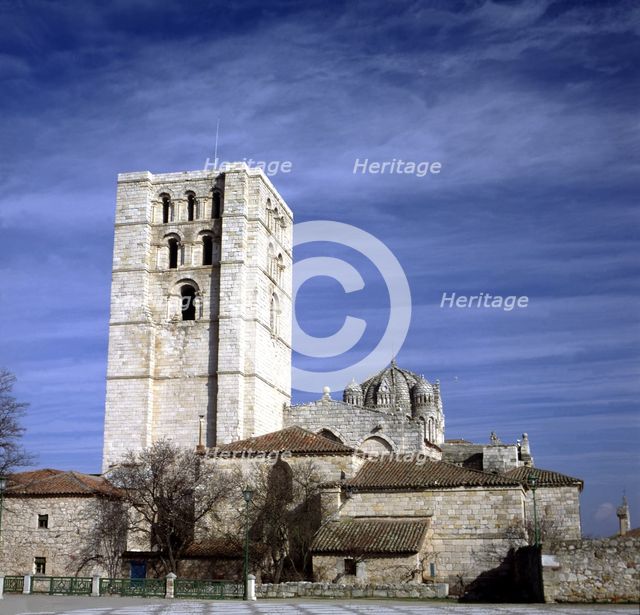 View of the Zamora Cathedral, built between 1151 and 1174, it should be noted the Romanesque bell…