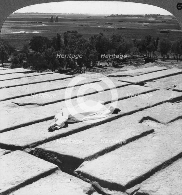 'View of Thebes and the colossi of Memnon, as seen from the Ramesseum, Egypt', 1905.Artist: Underwood & Underwood