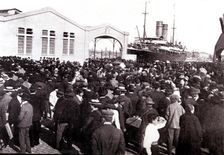 View of Buenos Aires dock during a landing of immigrants from Spain at the beginning of the century