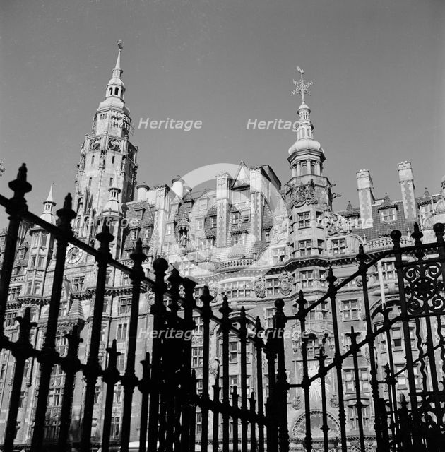 View over cast iron railings towards the Imperial Hotel, Russell Square, Bloomsbury, early 1960s. Creator: John Gay.