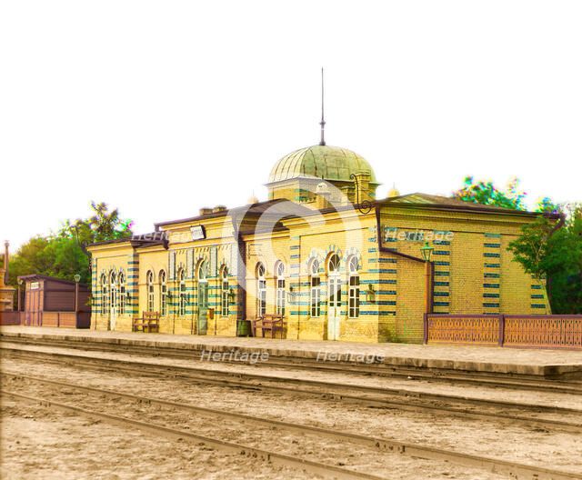 Village of Farab, Turkmenistan; Railroad station and tracks, between 1905 and 1915. Creator: Sergey Mikhaylovich Prokudin-Gorsky.