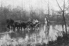 Visions de guerre sur le front russe; la route dans les marecages. Quand ce cliché fut... 1916. Creator: Unknown