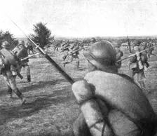 Visite du general Joffre aux troupes Russes en Champagne; Deux sections chargent l'une..., 1916. Creator: Unknown