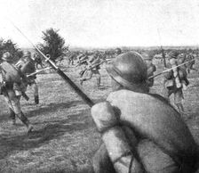 Visite du general Joffre aux troupes Russes en Champagne; Deux sections chargent l'une..., 1916. Creator: Unknown