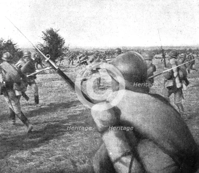 'Visite du general Joffre aux troupes Russes en Champagne; Deux sections chargent l'une..., 1916. Creator: Unknown.