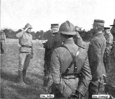 Visite du general Joffre aux troupes Russes en Champagne; Le general en chef felicite un..., 1916. Creator: Unknown