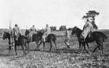 Visite du roi Pierre a une batterie d'artillerie qui interrompt son tir au moment du...