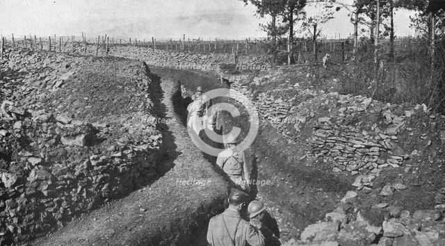 'Visite de M.Poincare aux organisations defensives de Woevre : la President..., 1916. Creator: Unknown.
