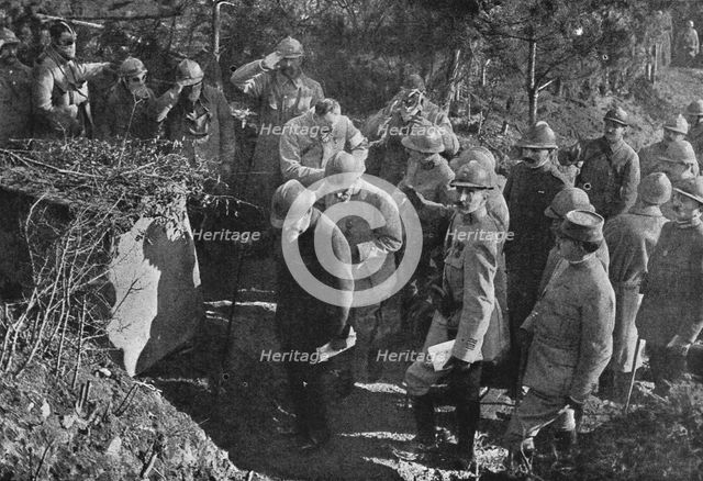 'Visite presidentielle au front de Woevre; au retour des premieres lignes : a gauche..., 1916. Creator: Unknown.