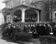 Visiting nurses building, showing group, Detroit, Mich., between 1905 and 1915. Creator: Unknown
