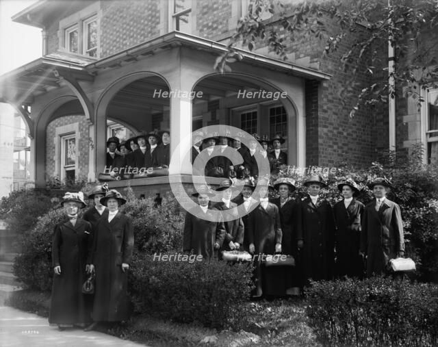 Visiting nurses' building, showing group, Detroit, Mich., between 1905 and 1915. Creator: Unknown.