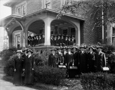 Visiting nurses building, showing group, Detroit, Mich., between 1905 and 1915. Creator: Unknown